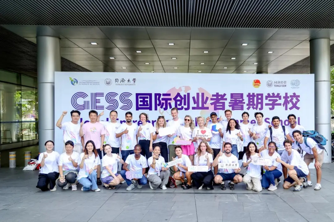 Participantes internacionales posan para tomar una foto grupal_副本.jpg