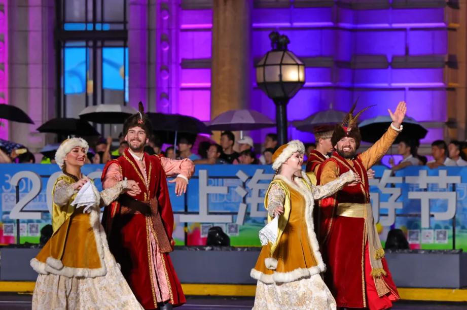 Bailarines polacos presentan las danzas cortesanas de la Polonia medieval al público de Shanghai.jpeg