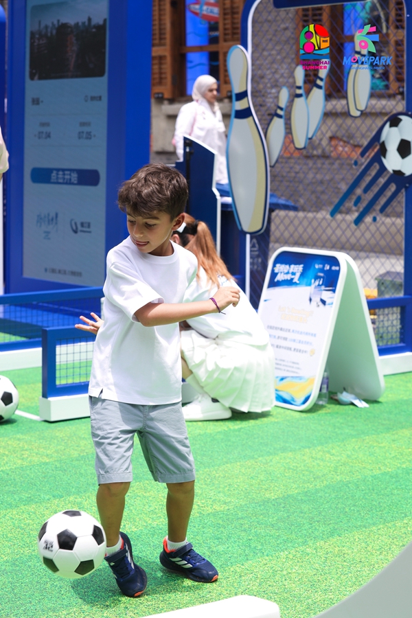 Un niño juega al fútbol en el Shanghai MovePARK..jpg