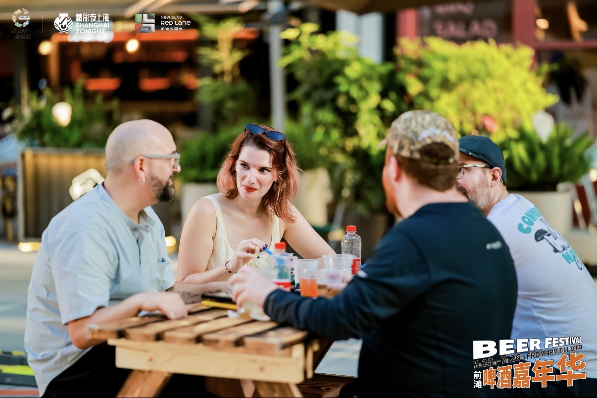 Los visitantes disfrutan de bebidas y charlas en la primera edición del Festival de la Cerveza.jpg