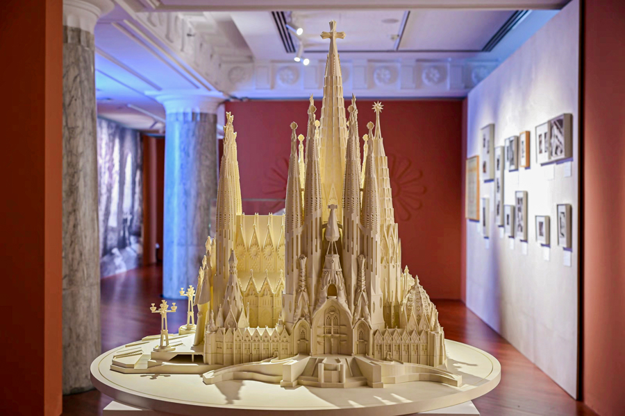 Escena de la exposición Del esplendor a la esencia Gaudí y su tiempo.jpg