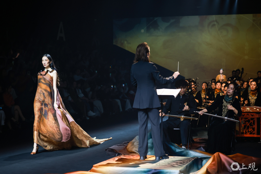 Escena del desfile inaugural de la Semana de la Moda de Shanghai Primavera-Verano 2027, a cargo de HEMU, una marca local de diseño original..jpg