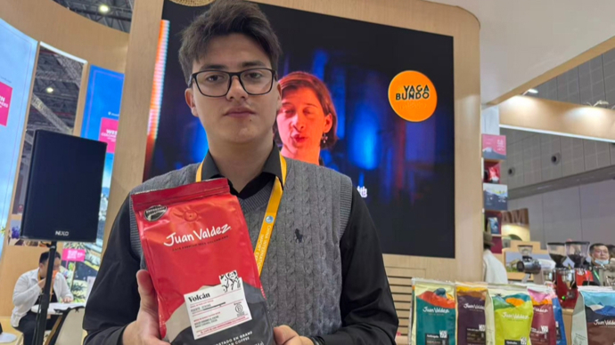 Santiago en el pabellón colombiano en la VIII CIIIE.jpg