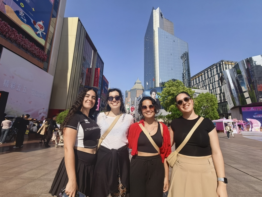 Ana (primera desde la izquierda) y sus amigas en la calle peatonal Nanjing Road..jpg