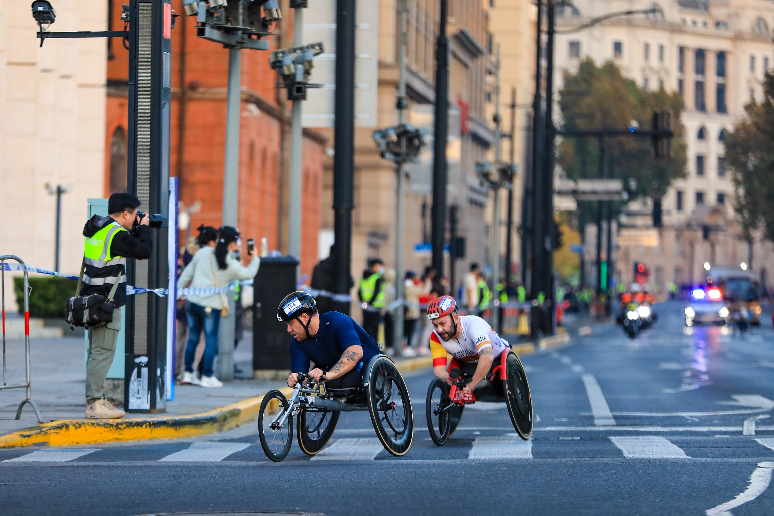 Los corredores en silla de ruedas recorren con energía el circuito del maratón..jpg