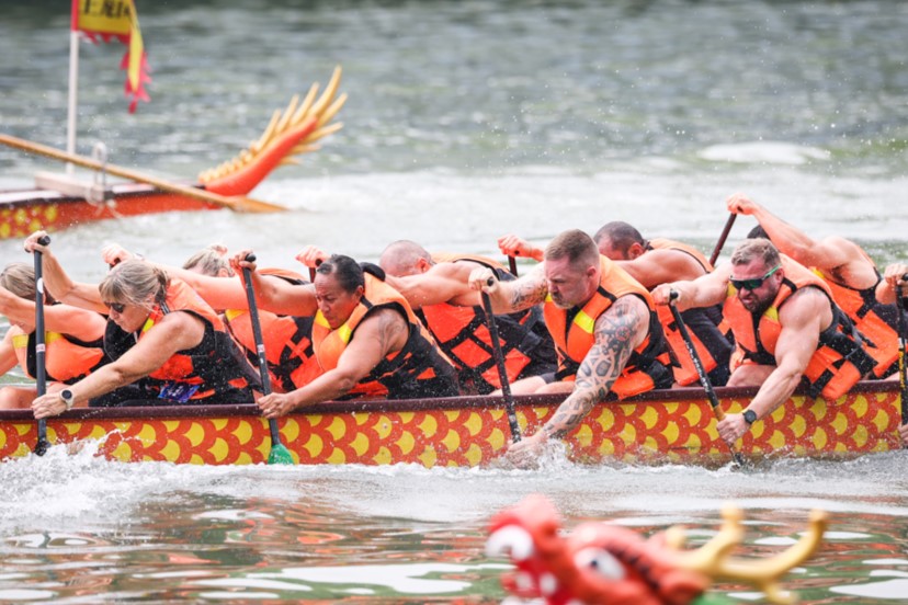 Extranjeros navegan por la rica cultura china en botes del dragón