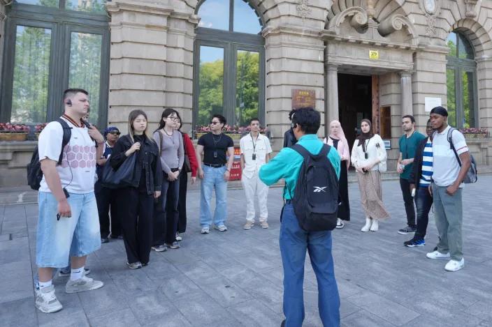 Turistas internacionales participan en un paseo de medio día por el distrito de Huangpu.jpg