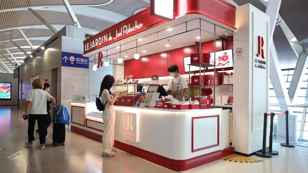 La primera panadería Le Jardin de Joel Robuchon en un aeropuerto chino ofrece a los viajeros pasteles y postres exclusivos con calidad Michelin..jpg