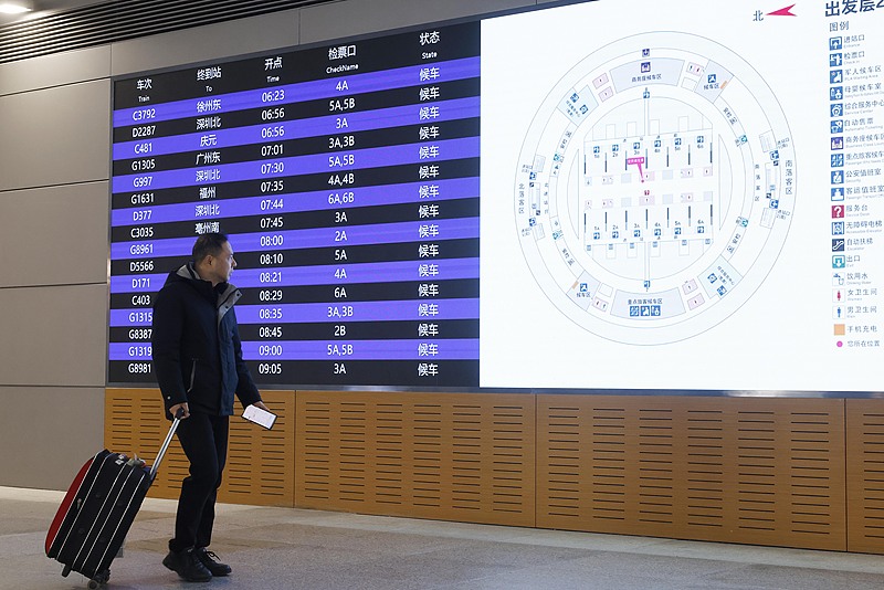 Un pasajero observa la información de trenes en la pantalla electrónica en la Estación de Ferrocarril Sur de Shanghai.jpg