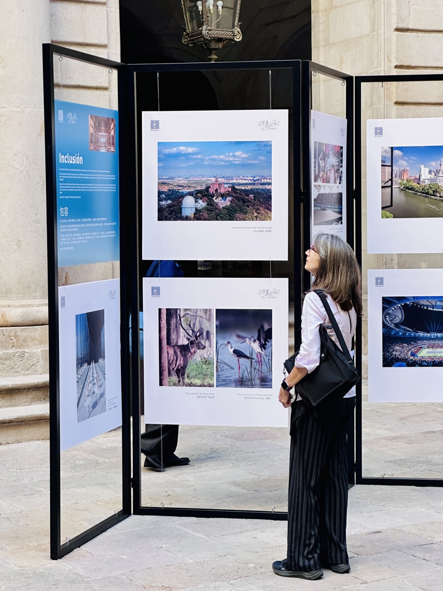 Una residente local de Barcelona visitó la exposición de fotografía urbana de Shanghai..jpeg