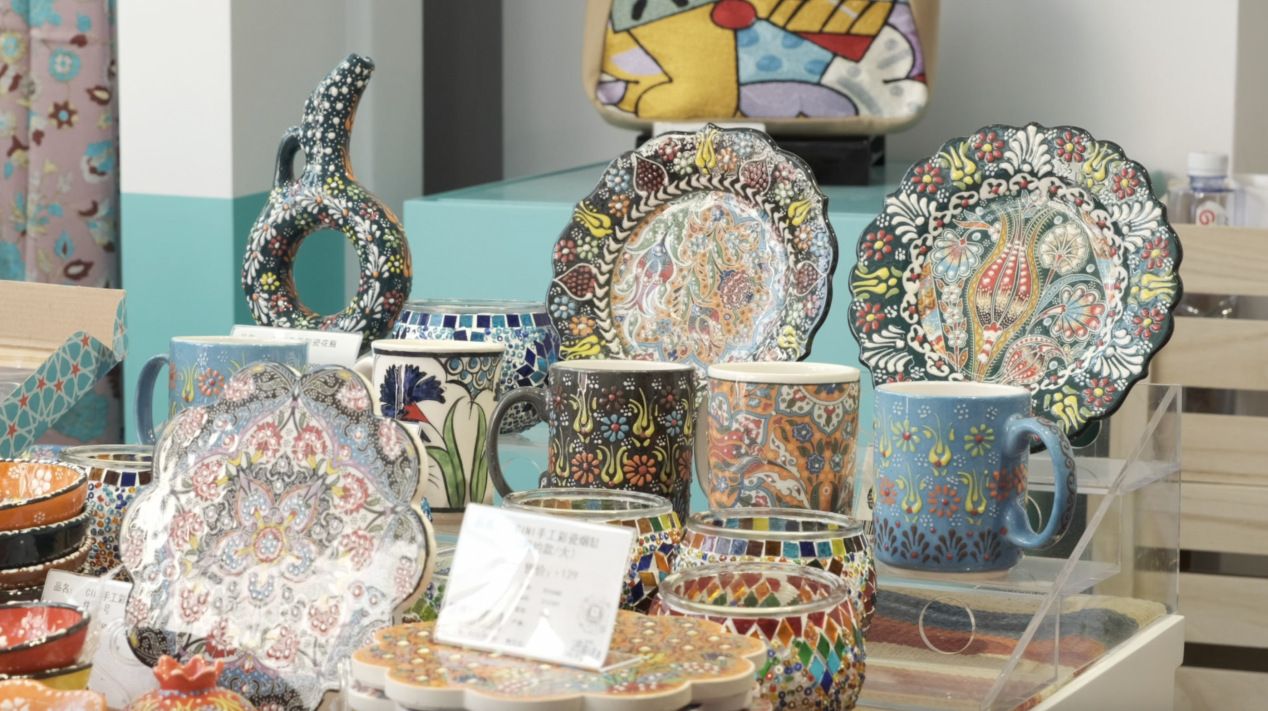 CIIE Bazaar City Arena, situada en la calle peatonal Nanjing Road, exhibe una selección de productos de la CIIE..png