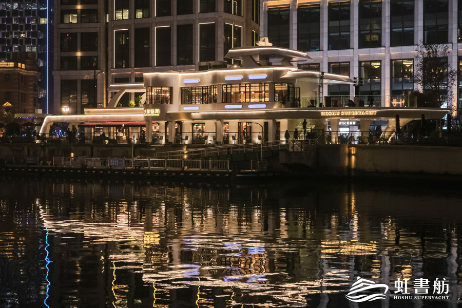 Vista nocturna de Hongshu Superyacht..jpeg