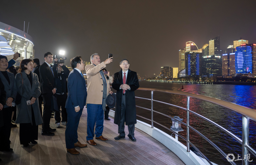 Yamandú Orsi sube a la cubierta para grabar con su teléfono móvil las hermosas vistas a ambos lados del río Huangpu.jpg