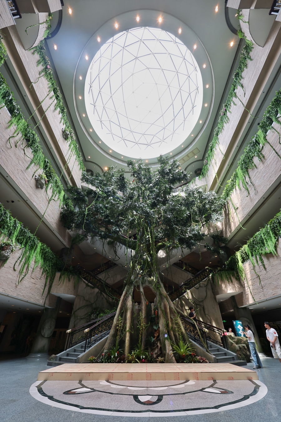 Escena de la sala de exposición de En la cima del árbol del mundo-civilizaciones antiguas de América.3.jpg
