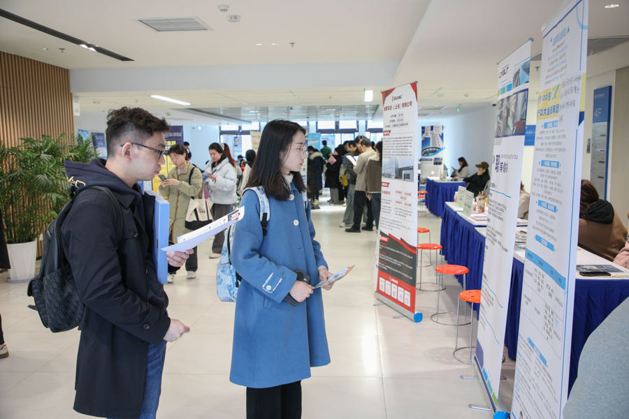 Más que idiomas: las multinacionales priorizan el talento polígloto con formación interdisciplinaria 