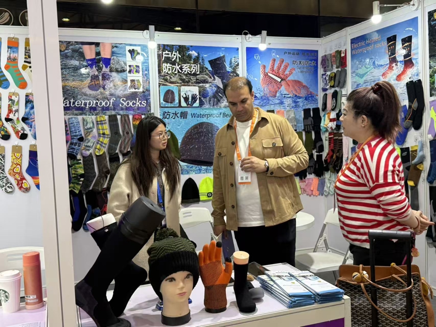 Un visitante internacional observa los productos expuestos en un estand de la 34ª Feria del Este de China..jpg