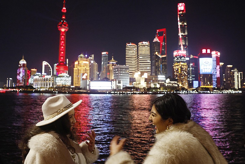 Dos visitantes en el Bund, el 28 de enero, en Shanghai.jpg