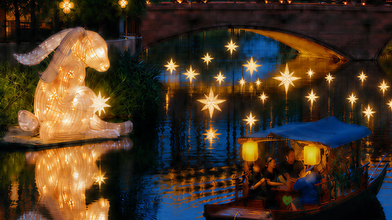Un barco pasa junto a las instalaciones iluminadas en Xintiandi Panlong, en el distrito de Qingpu.png