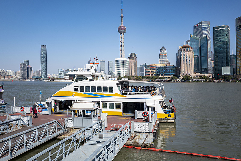 Un ferry en el río Huangpu.jpg