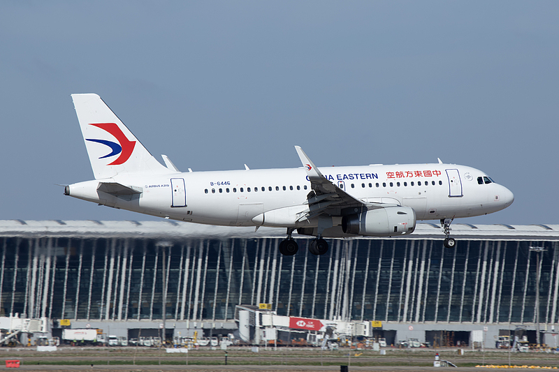 Un avión de China Eastern Airlines aterriza en el Aeropuerto Internacional Pudong de Shanghai.jpg