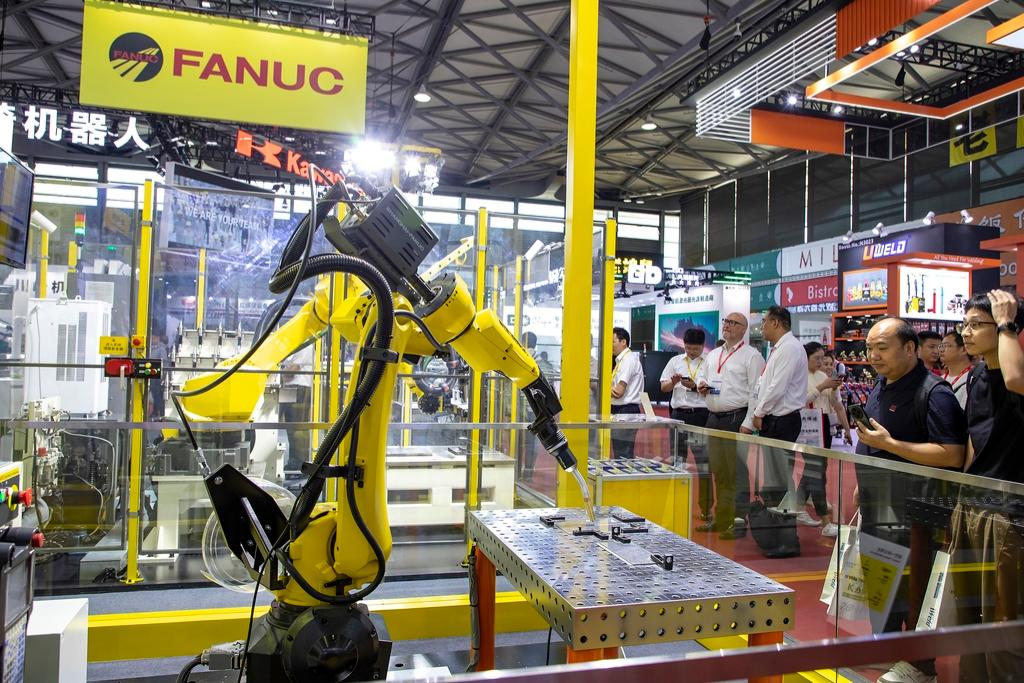 Un robot soldador realiza operaciones simuladas en una exposición celebrada en Shanghai el 15 de agosto de 2024..png