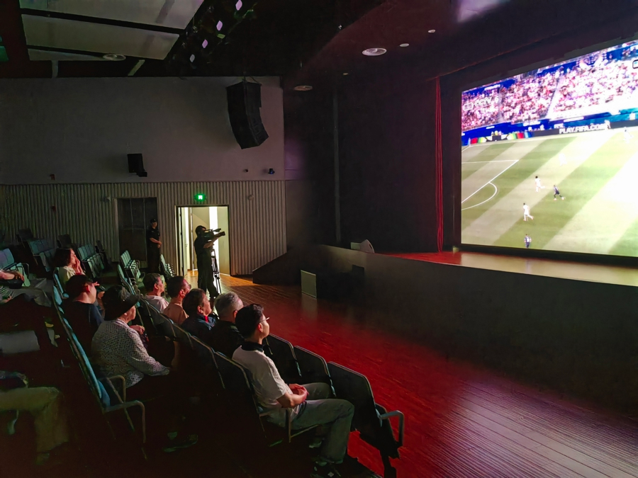 Espectadores viendo un partido de la Copa Mundial en Huaxia Gumei Cinema and Theater..png