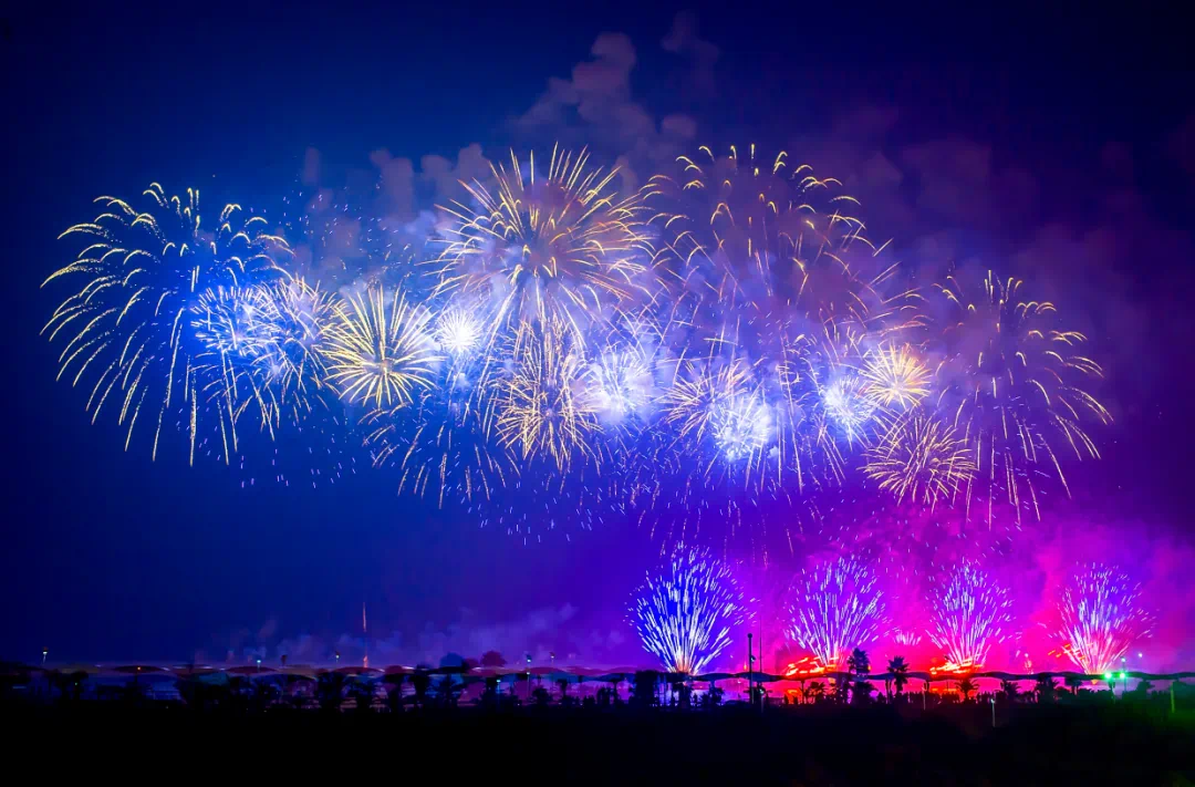 Deslumbrantes fuegos artificiales iluminan el distrito de Jinshan.png