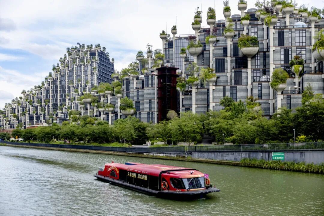 Un barco de crucero navega por el río Suzhou..jpg