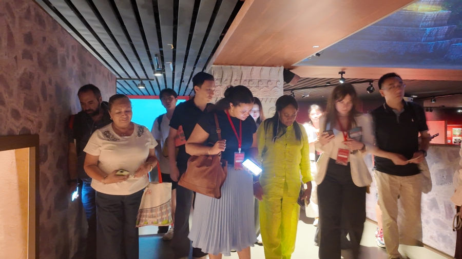 Participantes del programa de capacitación para funcionarios de América visitan la exposición En la cima del árbol del mundo-civilizaciones antiguas de América, en el Museo de Shanghai.jpg