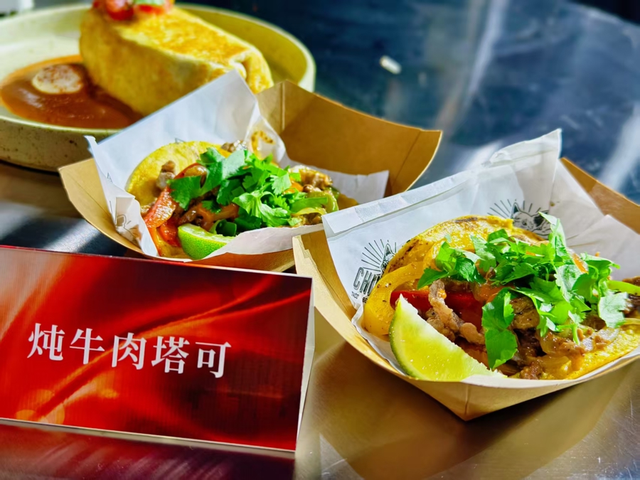 Tacos de carne de res guisada presentados por el restaurante mexicano Chihuahua..jpg